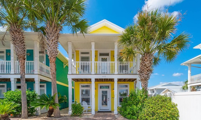 Bel Air House | 2 minute walk to the Beach! Family Beach House Sleeps 16 with a Private Pool!