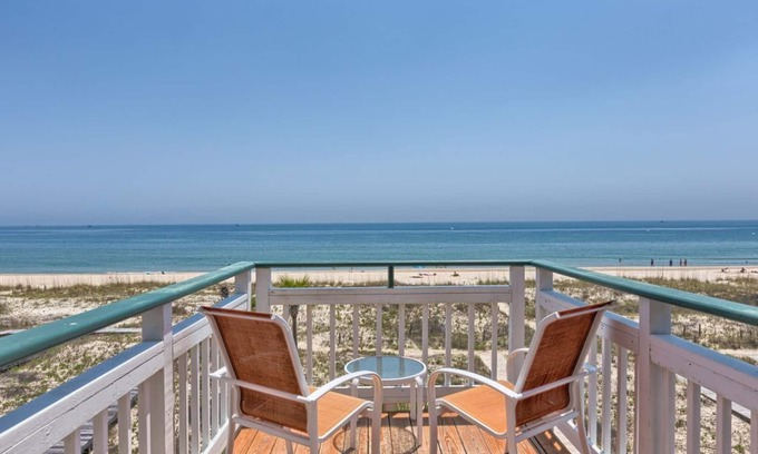 East End House | 20% OFF FALL, 3BR/3BA Dog-Friendly, BEACHFRONT, Center of Island