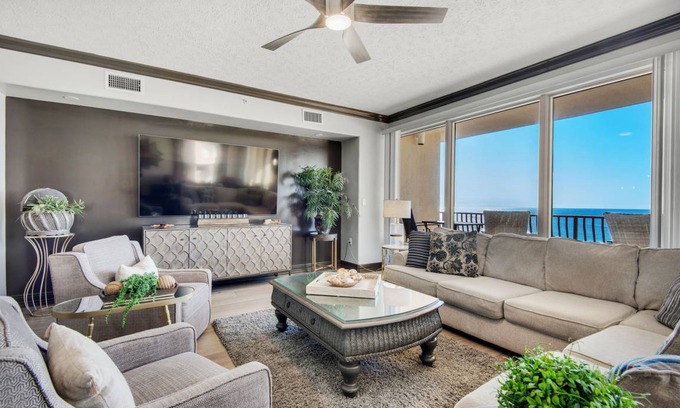Thomas Drive Condo | 214 m² Condo ∙ 3 bedrooms ∙ 10 guests