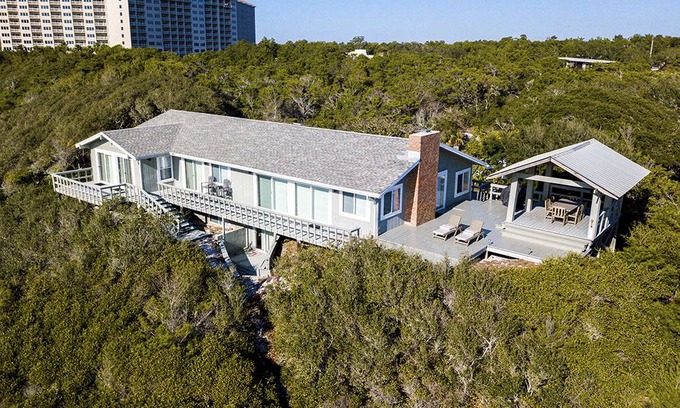 Four Mile Village House | 215 m² House ∙ 4 bedrooms ∙ 12 guests