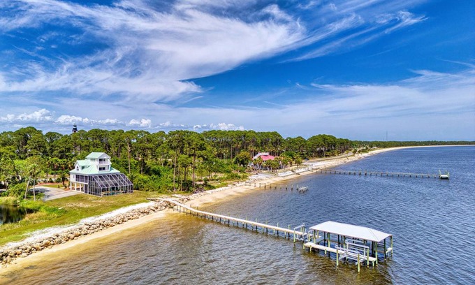 Carrabelle House | 265 m² House ∙ 3 bedrooms ∙ 15 guests