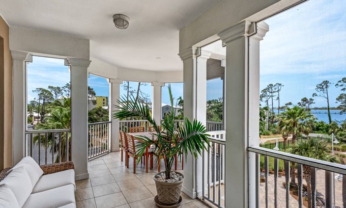Upper Grand Lagoon Condo | 267 m² Condo ∙ 4 bedrooms ∙ 8 guests