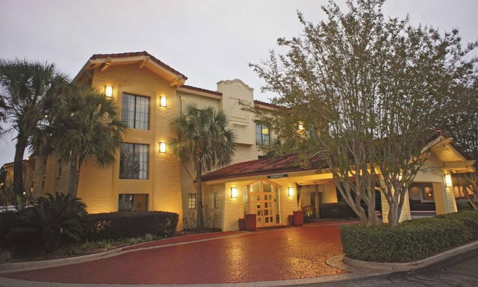 Northeast Pensacola Hotel | 35 m² Hotel ∙ 127 guests