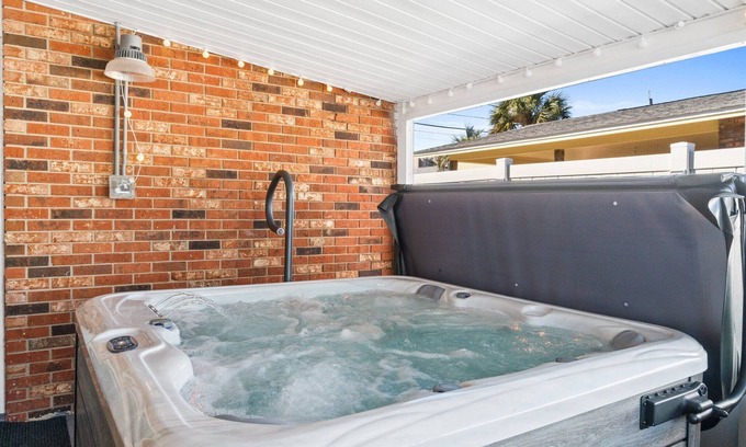 Holiday Beach House | 3bd 2 ba Home | Hot Tub | Pet Friendly | Fire Pit