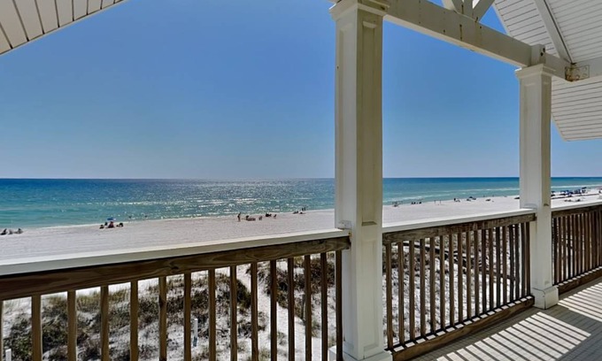 Crescent Beach House | 418 m² House ∙ 5 bedrooms ∙ 16 guests