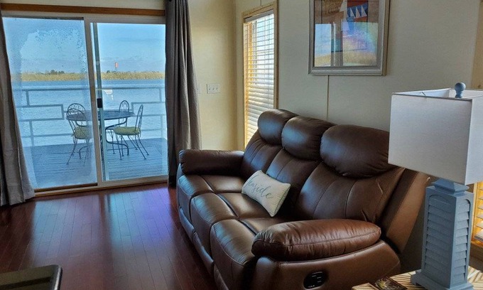 Historic Downtown Apalachicola Boat Rental | 46 m² Houseboat ∙ 1 bedroom ∙ 2 guests
