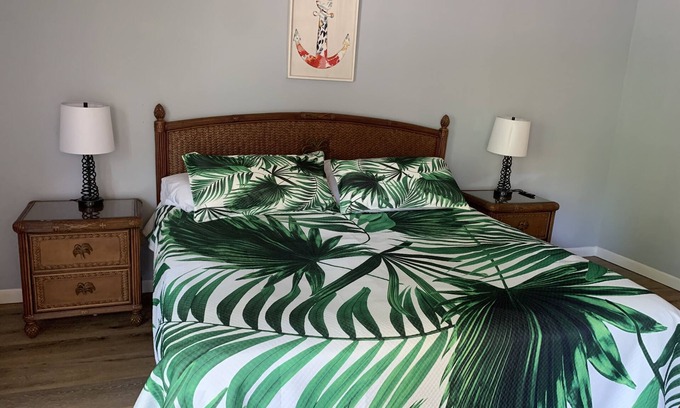 Palm Bay House | 5 minutes to the beach! Quiet home with a wonderful outdoor space