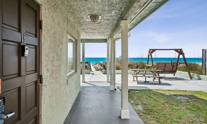 Silver Sands Beach Condo | 60 m² Condo ∙ 1 bedroom ∙ 4 guests