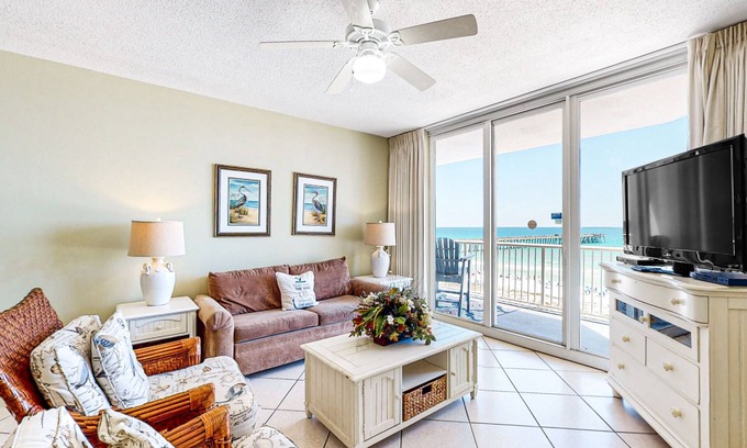 Navarre Beach Condo | 6th Floor Airy Condo w/On-Site Pool & Hot Tub, Quick Walk To The Beach