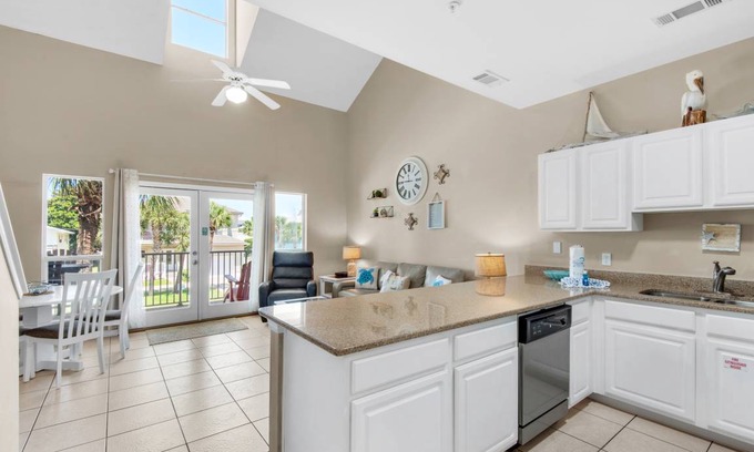Crystal Beach Condo | 86 m² Condo ∙ 2 bedrooms ∙ 6 guests