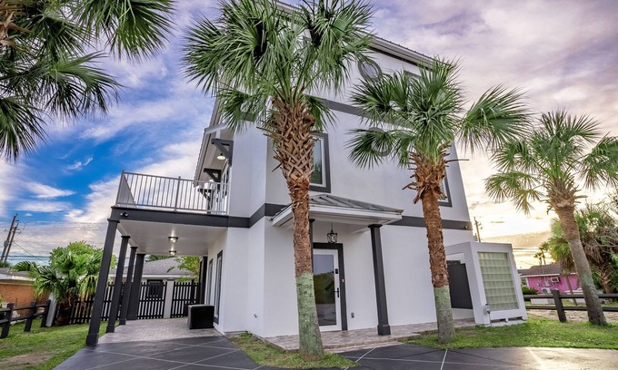 Hollywood Beach House | A Pirate Looks at 40!