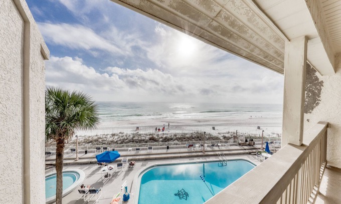Fort Bay Condo | Amazing beachfront condo w/shared pool & hot tub + easy beach access