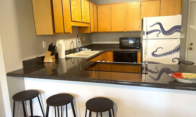 Hollywood Beach House | Awesome Location & Affordable- Walk to the beach - Cool Fishing Theme