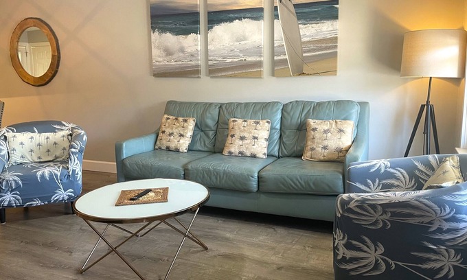 Hollywood Beach House | Awesome Location ~ Walk to the Beach ~ Cool Surf Theme - Affordable