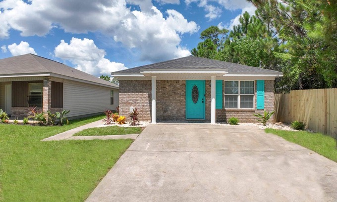 Navarre House | Beach Bungalow: TVs & Grill, Only 1 Mile to Sand