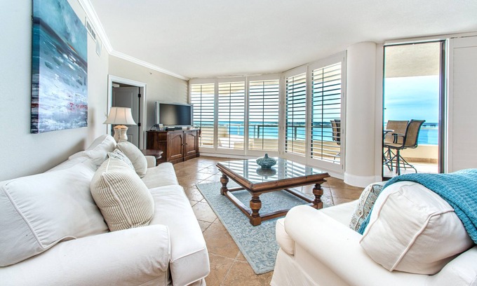 Holiday Isle Condo | 🌊Beach Front Pool~Walk2Beach and Jetties~Gulf & Harbor Views~3BR East Pass 605