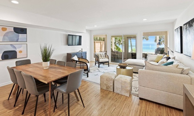 Hollywood Beach House | Beachfront House, Sleeps 8! Free Round of Golf Daily Incl, Fam Fav