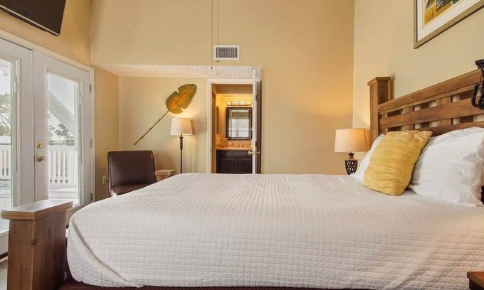 Holiday Beach House | BeachLife Unit A Getaway Sleeps 12