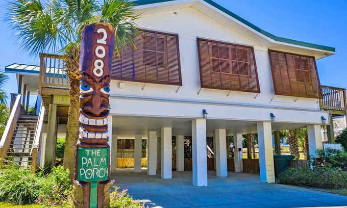 Villa Primera House | Beautifully Updated Pet-Friendly Sound View Cottage!