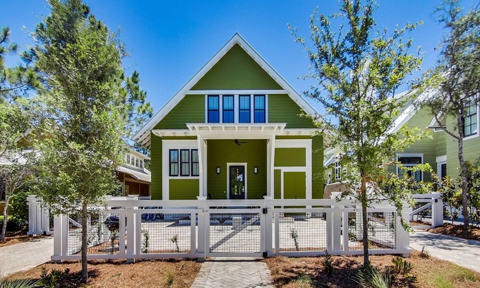 Forest District House | Book a Fall Getaway Today! 6 Passenger Low-Speed Vehicle! High End Furnishings! 5 Bikes!