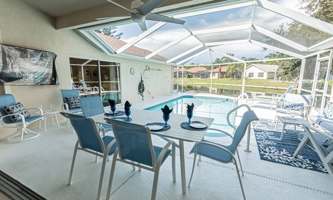Central Naples House | Briarwood: Newly decorated; heated pool, lake view, w/outdoor lanai space & TV