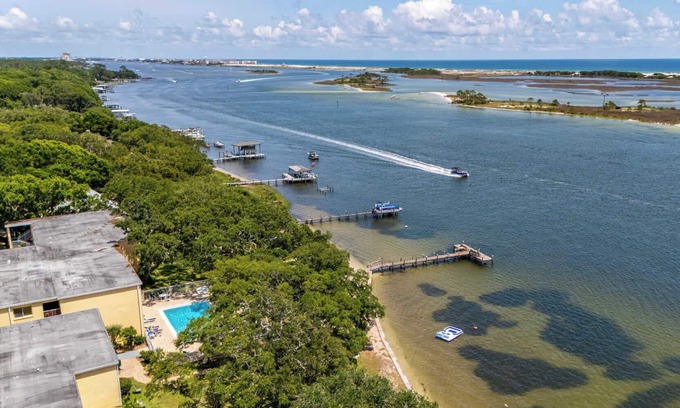 Mary Esther Apartment | ‼️Calm Waterside Condo‼️ | Kayaks, Paddles, Pool