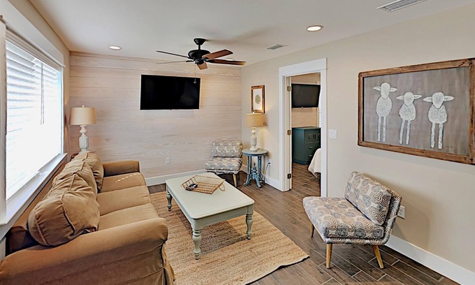 Destin House | Charming coastal cottage w. great amenities, close to beach