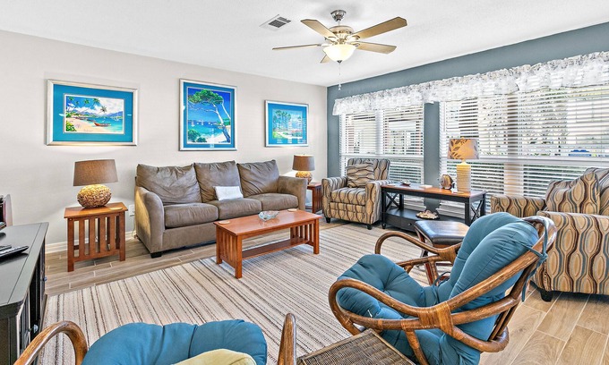 Navarre Beach Condo | Charming Condo with Shared Pool, Washer/Dryer, High-Speed WiFi, and Central AC