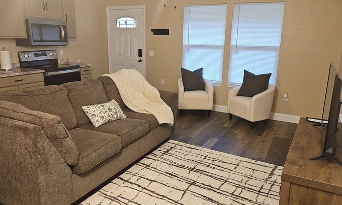 Gainesville Apartment | Charming posh 1-bedroom/1 bathroom apartment in Gainesville!