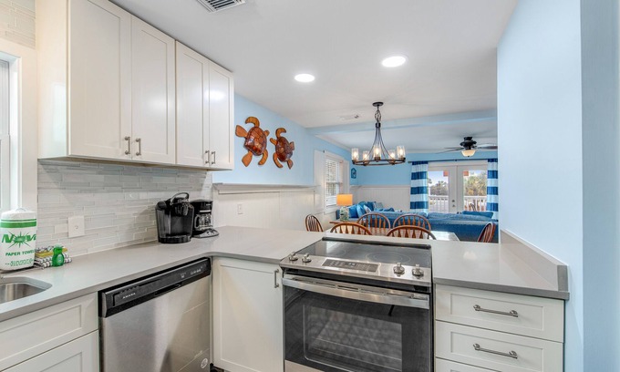 Santa Rosa Beach House | Coastal condo with pool, near deck and dining, close to beach