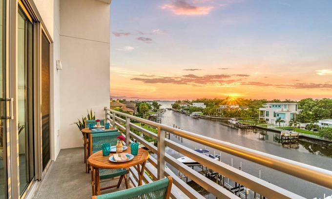 Central Sarasota Condo | Condo ∙ 2 bedrooms ∙ 5 guests