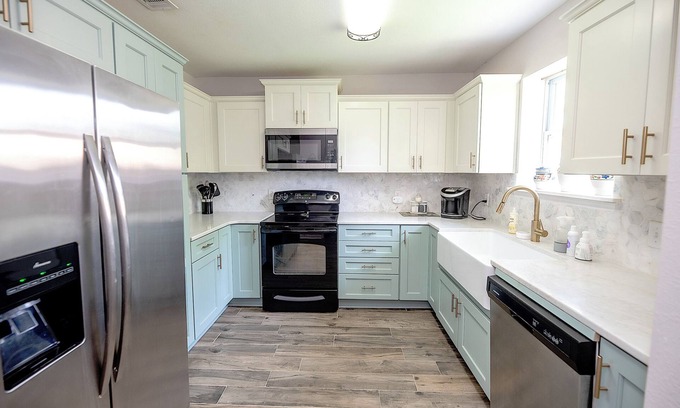 Pensacola House | Cottage on the Coast + 20 min to beach + Beautiful walking trail