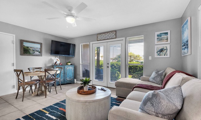 Crystal Beach Condo | Cozy 1-bedroom condo in wonderful Destin with AC