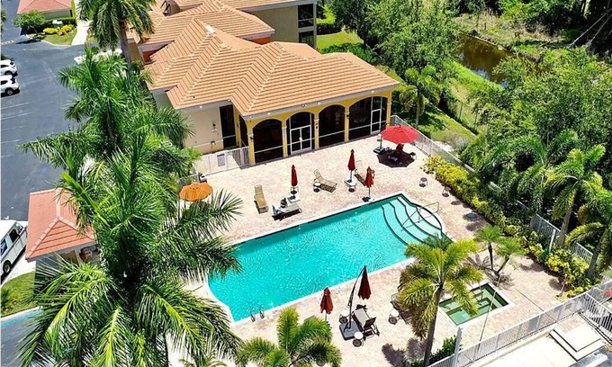 East Naples Condo | Cozy 3-bedroom gated condo with WiFi and pool near historic downtown Naples