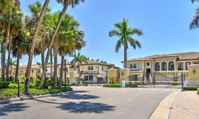 East Naples Condo | Cozy Condo in the only gated Golfing Community in Naples Bay!