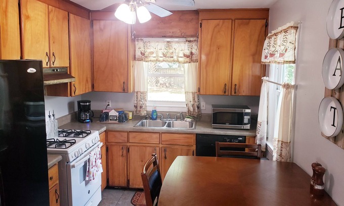 Southeast Pensacola House | Cozy Corner house with garden located 15 to 20 mins from beach