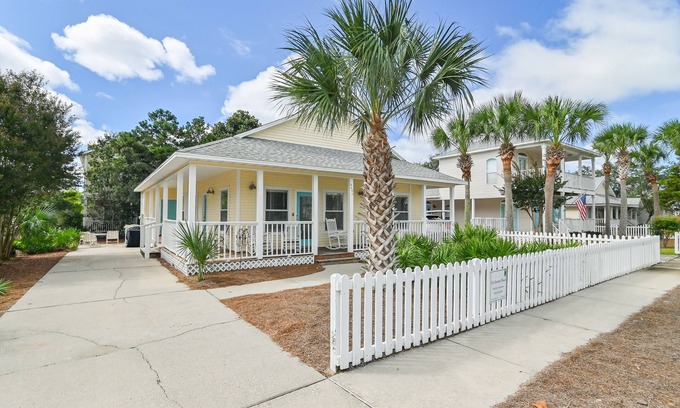 Clipper Cove House | ☀Crystal Beach~Community Pool~Pet Friendly~3BR Our Summer House🌅