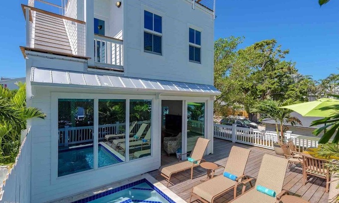Uptown - Upper Duval House | *DANCE OF THE BUTTERFLIES @ SOUTHERNMOST* New Home & Pool + LAST KEY SERVICES.