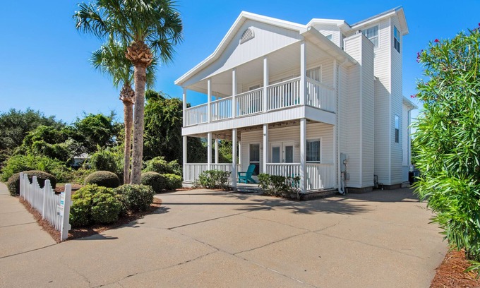 Crystal Beach House | Dog Friendly, Private Pool, Picturesque Neighborhood