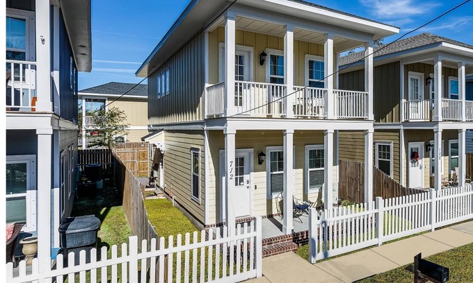 Downtown House | Downtown Getaway With Off Street Parking -Close To All Things Pensacola -Free WiFi