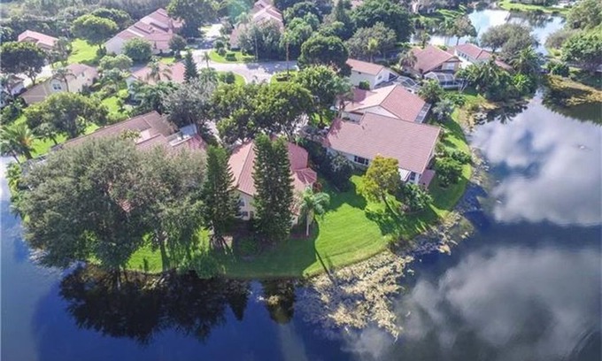 Central Naples House | Elegant Front Lake House in the World Tennis Club- Sleep 8+