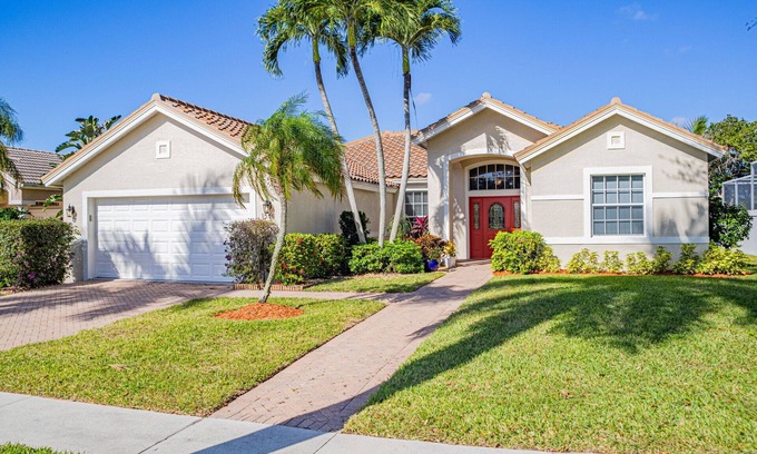 Central Naples House | Exquisite 4 bedroom pool & spa home overlooking a breathtaking lakeview
