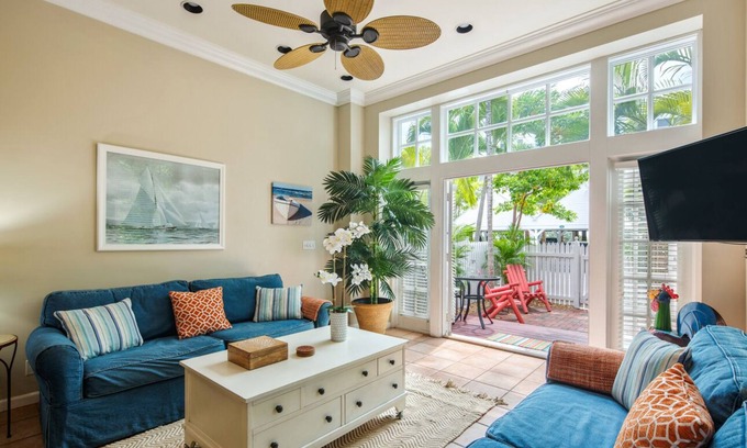 Truman Annex Condo | ~FAIR WINDS @ THE FOUNDRY~ Frolic on Duval St then unwind in the shared pool!