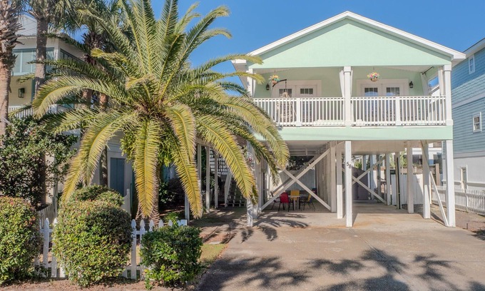 Frangista Beach House | Fall Deals! Snowbirds Welcome! 1block to beach access-Walk to shops/dining/bars