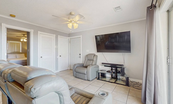 Destin Condo | Family-Friendly Condo with Shared Pool, WiFi, Private Washer/Dryer, & Central AC