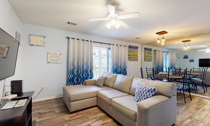 Destin Condo | Friendly Condo with Shared Outdoor Pool, High-Speed WiFi, & Central AC