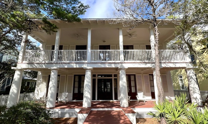 Seaside House | Grand Seaside Ave Home w/Expansive Porches + 2 Adult Bikes!