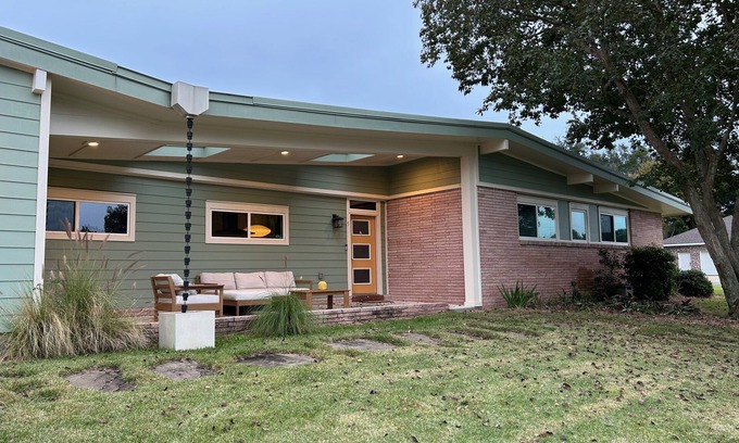 Pensacola House | Heated Pool Home. 7 Mins to the Beach! Arcade. Perfect retreat rain or shine!