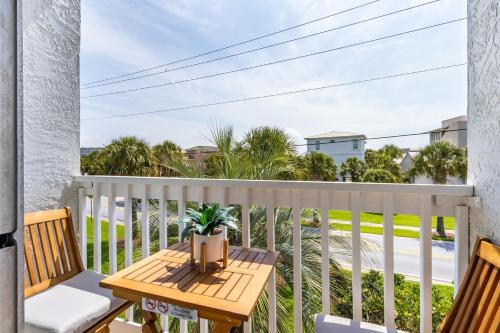 Holiday Isle Apartment | Island Retreat Walk to Beaches & Harbor