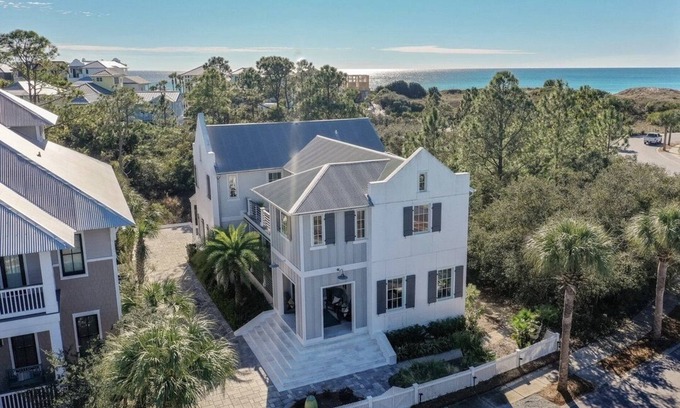 Sunnyside House | July 19-Aug 2 Open High end open-concept home, with 3 king beds